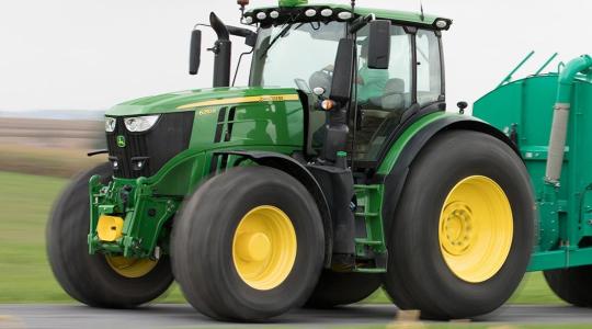 Nagyobb teljesítmény, jobb gyorsulás – új John Deere traktorok