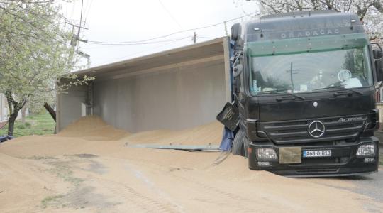 Búzát szállító kamion borult fel Bács-Kiskun megyében
