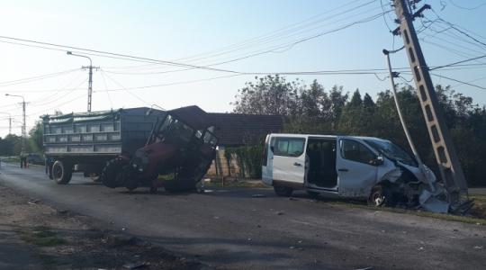 Traktor és kisbusz ütközött, hét sérült van!