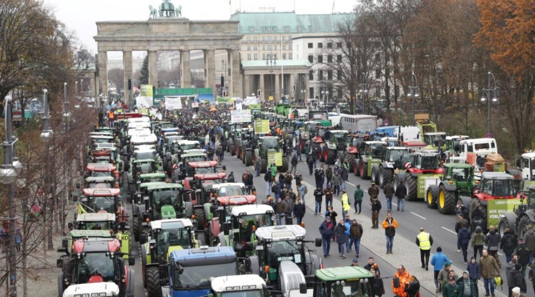 Hatalmas gazdatüntetés volt Berlinben, ötezer traktor hajtott a fővárosba – VIDEÓ