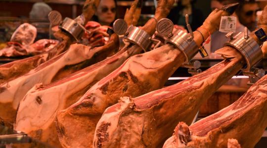 Hűtés nélkül szállított több tonna sertéshúst – a NAV nunkatársai tetten érték