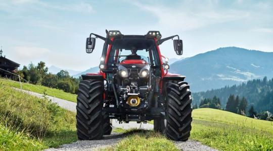 Új, intelligens, hidro-pneumatikus lengéscsillapítású traktor mellsőtengely 