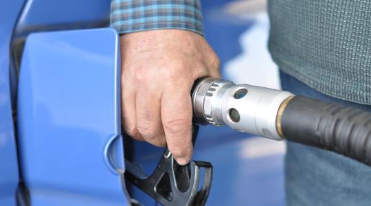 Drámai csökkenés: 300 forint alá zuhan a benzin ára