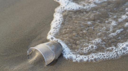 Évente 570 ezer tonna műanyag jut a Földközi-tengerbe 