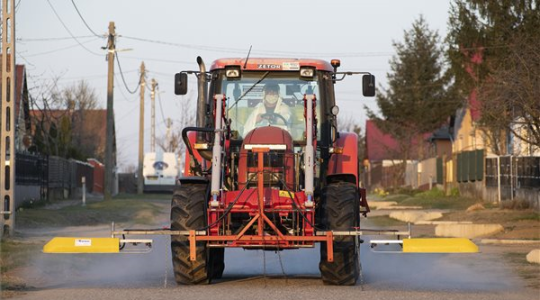 Hétköznapi hőseink: Újfehértói gazdák traktorból fertőtlenítik az utcákat – KÉPEK!