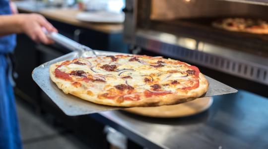 Romlott alapanyagok, koszos edények, omladozó mennyezet – pizzériában razziázott a Nébih