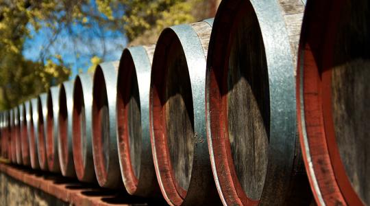 A borosgazdák fuldokolnak – több millió hektoliter bort változtatnának ipari szesszé