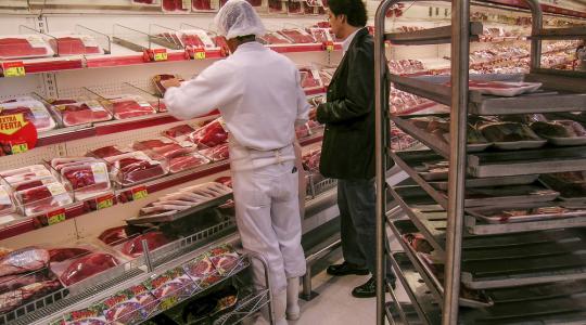 Hiába csökken a vágósertés ára, mélyen a zsebünkbe kell nyúlni a húspultoknál