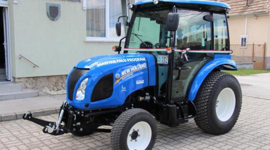 Egy vadonatúj New Holland traktort kapott a Komárom-Esztergom megyei település