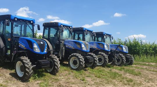 Négy New Holland T4.100F ültetvényes traktor került Neszmélybe