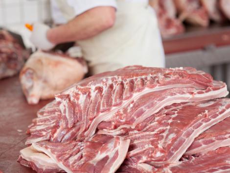 Nem javul a helyzet – elképesztő mennyiségű sertéshúst kénytelen importálni Kína 