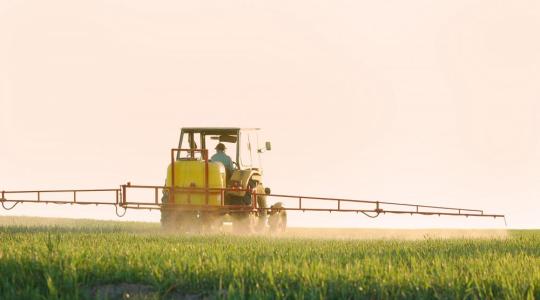 A növényvédőszer-gyártók dollár milliárdokat kaszálnak a lejárt peszticideken