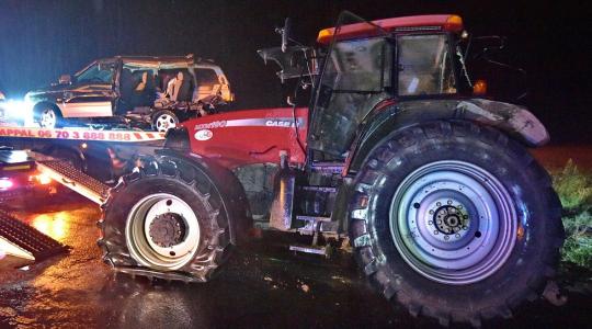  Tragikus balesetben terepjáró és traktor ütközött – a traktoros szerint műszaki hiba miatt nem tudott megállni – FRISSÍTETT!