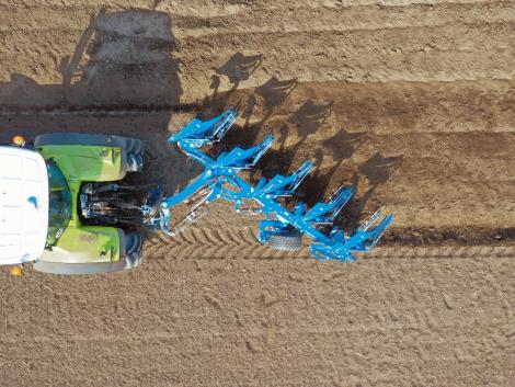 Van új a nap alatt? Tarlón járva is lehet szántani precízen! – VIDEÓ