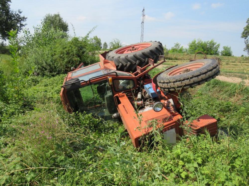 árokba borult traktor