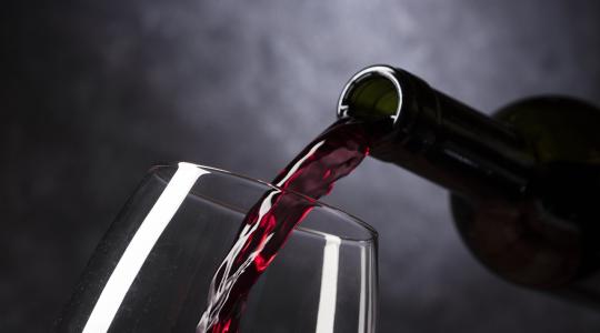 Közel 11 ezer liter felvizezett bort hívott vissza a Nébih