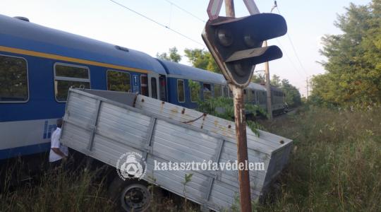 Traktor pótkocsijának csapódott a vonat – KÉPEK