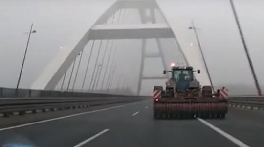 Így kísérték a rendőrök az autópályára tévedt traktort – VIDEÓ