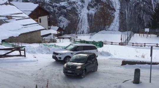 Kínos: elakadt a Range Rover a havas úton, ahol a kis Fiat Panda simán elment – VIDEÓ
