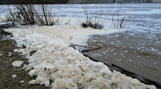 Valami nincs rendben a Rábával? Habzott a folyó Vas megyében