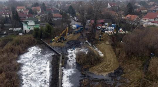 Már négyszáz tonnányi veszélyes hulladékot vittek el a szennyezett Duna-ágból