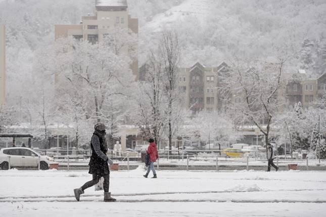 Járókelők a hóesésben Salgótarjánban 2021. január 25-én 