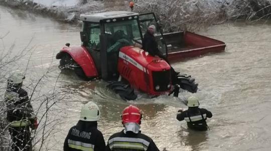 Egy folyóban ragadt traktort kellett kimenteni a borsodi tűzoltóknak