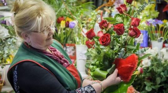 A piacokon nyitva lehetnek a virágárusok