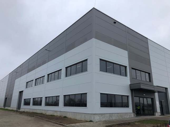 A cég székhelye Kecskeméten kb. 3300 m2-es raktárral, széles termékkínálattal 