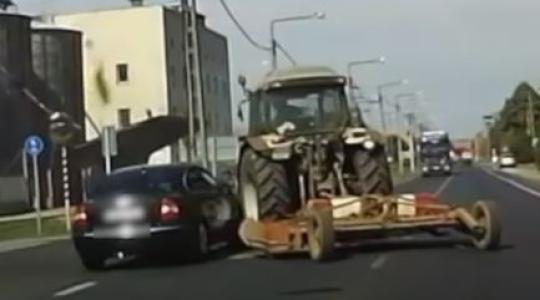 Előzni próbált, de egy traktornak csapódott – Videó