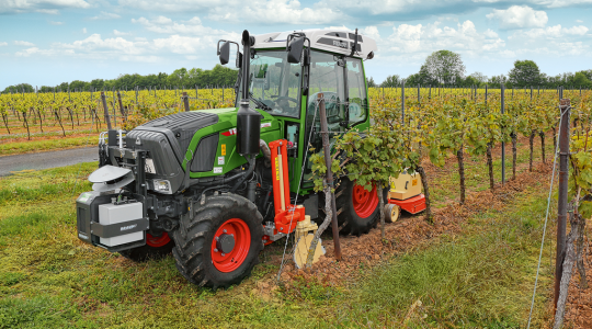 A gépkezelőnek alig marad dolga – traktor-eszköz kombináció automatikus szabályzása a szőlőtermesztésben