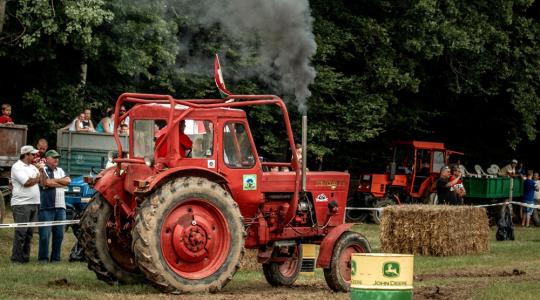 Amikor dől a füst, már látod, hogy egy traktorverseny nem vicc!