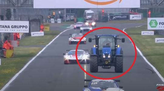 Egyszerűen elképesztő! Egy traktor tűnt fel a versenypályán futam közben – videó