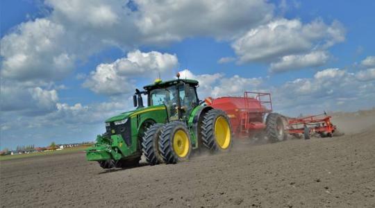 A traktor útjában volt a határkő – államhatárt módosított a belga gazda