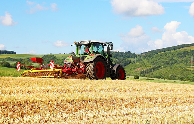 Traktor dolgozik a szántóföldön
