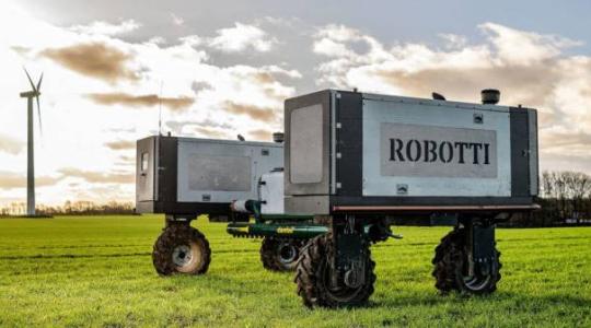 Ez a robottraktor már főállásban végez vegyszermentes gyomirtást
