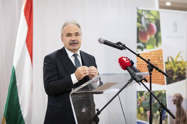 Nagy István agrárminiszter beszédet mond az állattartó telepek korszerűsítésére kiírt pályázat támogatói okiratainak átadásán a Szabolcs-Szatmár-Bereg megyei Napkoron 2021. május 18-án.