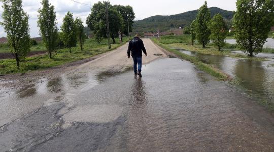 Borzalmas állapotok: áradások és földcsuszamlások miatt utakat kellett lezárni