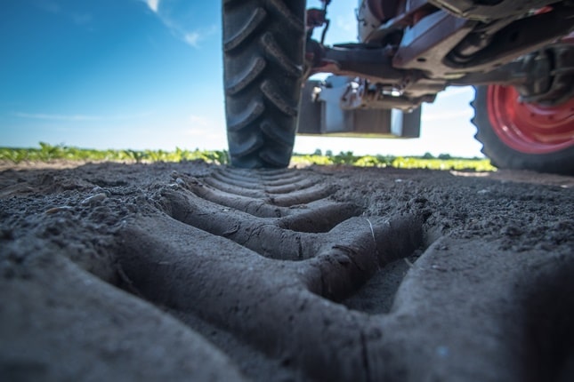 traktor a szántóföldön