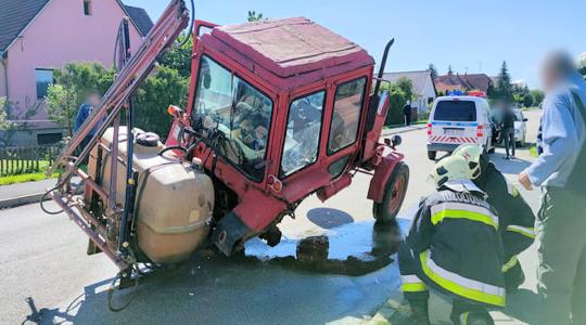 Kitört az MTZ traktor kereke kanyarodáskor – még a permetező tartály is kirepedt! – Képek!