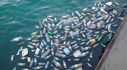 Felháborítóan sok a műanyag zacskó és palack az óceánokban