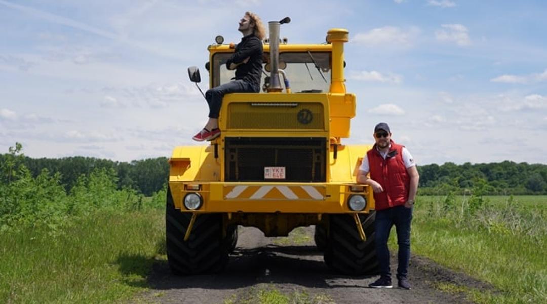 22 ezer köbcenti és 12 henger lapul egy Kirovec K701-es traktorban! – Videó
