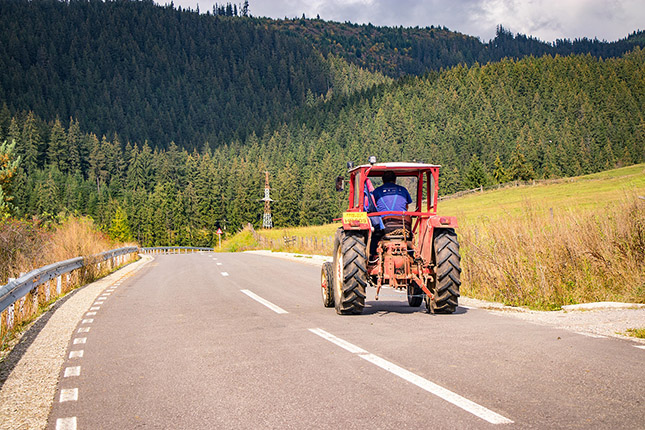 Traktor közlekedik a közúton