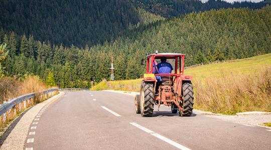 Véget ér az autós vs. traktoros háború az utakon?