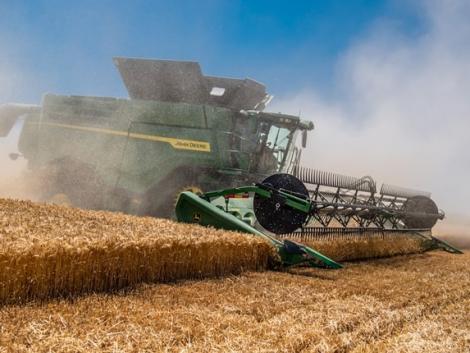 Minden szempontból óriási! Megérkezett a John Deere X9 kombájn! – Videó