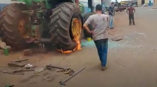 Amikor felrobban a traktorkerék - ezt ki ne próbáld otthon!