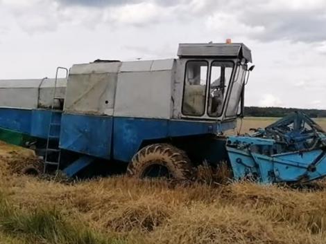 Ha a jó öreg E-512 kombájn sárba süllyed, segít a John Deere – Videó