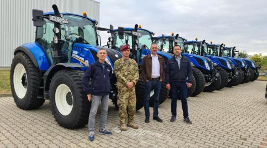 New Holland traktorokat és hozzájuk tartozó munkagépeket kapott a Magyar Honvédség