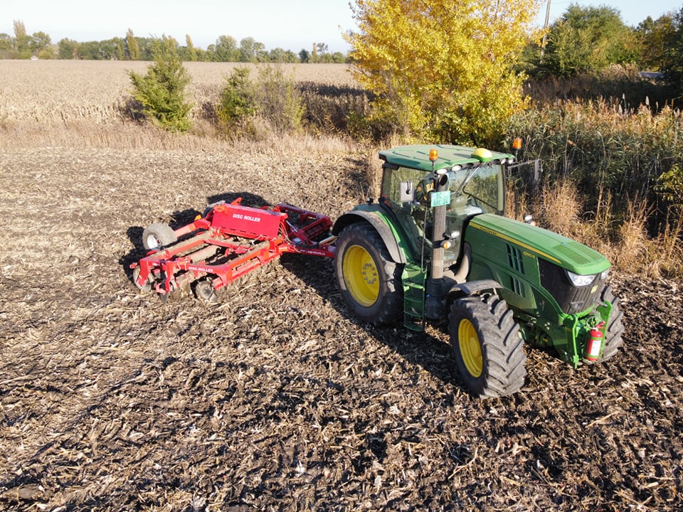 talajmunka John Deere traktorral