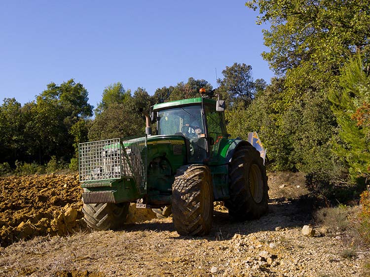 Traktor dolgozik a szántóföldön
